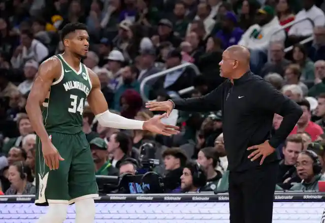 Giannis Antetokounmpo Leaves Bucks-Pistons Game With Right Calf Strain