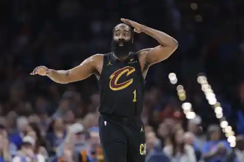 Cavaliers Star Plans to Play Through Broken Hand