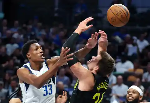 Mavericks Sign 7-foot-5 Center to Pair With Anthony Davis