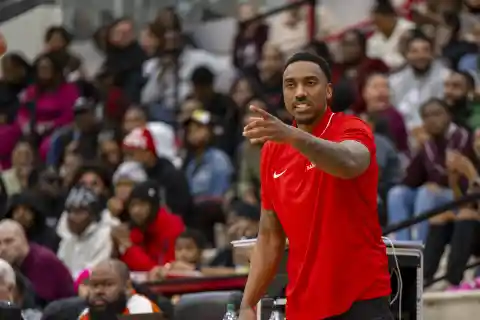 Jeff Teague Compares Covering Steph Curry to Covering Kyrie Irving