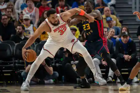 Report: Mike Brown Angered Knicks Organization By Hugging Draymond Green Last Week